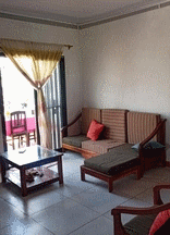 Salon avec accès à la terrasse